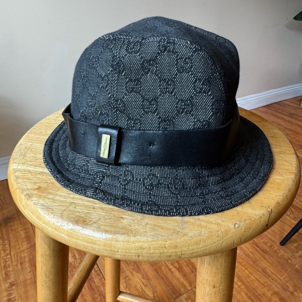 Gucci monogramm bucket size XL think 7 1/2 fitted max